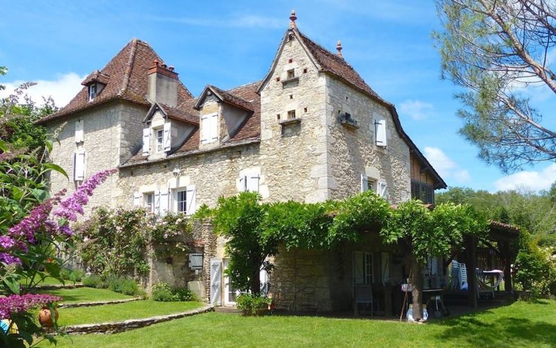 1142 - MAGNIFIQUE PROPRIETE DE CARACTERE AVEC DEPENDANCES , PISCINE , DANS UN BEL ENVIRONNEMENT PROCHE DE FIGEAC (LOT)