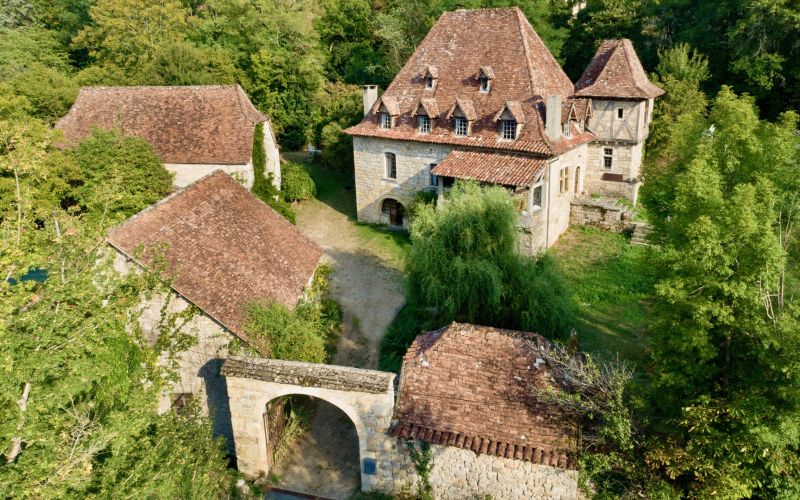 1564 - MAGNIFIQUE MANOIR AVEC SON ETANG ET SA MERVEILLEUSE CASCADE, FOUR A PAIN, DEUX GRANGES RAVISSANTES , SUR PRESQUE 3 HECTARES, AUX ENVIRONS DE FIGEAC (LOT)