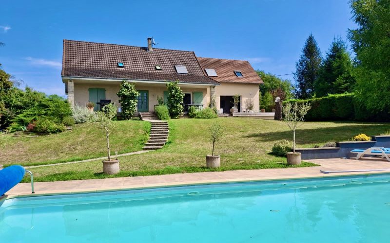 1569 - GRANDE ET BELLE VILLA TRES LUMINEUSE, DE 240 m2 , AVEC SUPERBE PISCINE ET TERRAIN ARBORÉ, EN SORTIE DE FIGEAC (LOT) PROCHE TOUTES COMMODITÉS