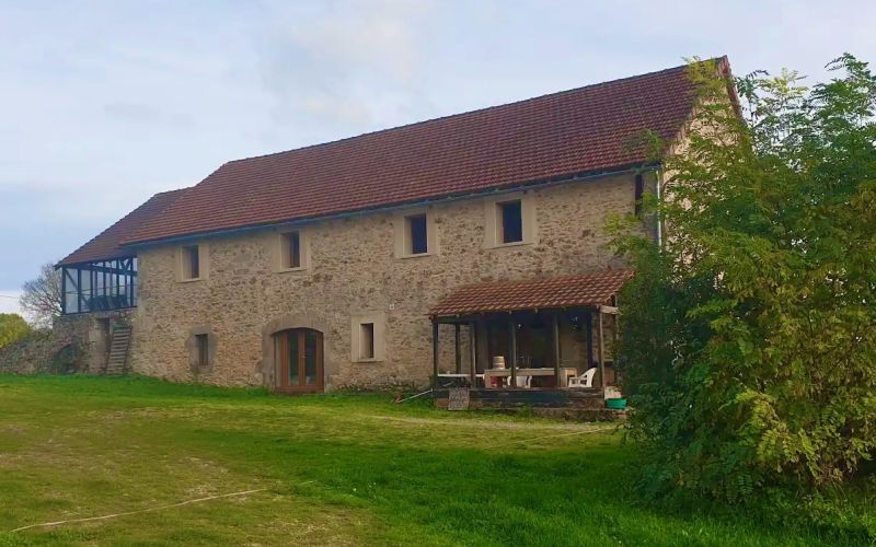 1579 - MAGNIFIQUE GRANGE RESTAURÉE, DATANT DE 1900, EN PIERRES, AUX ENVIRONS DE FIGEAC (LOT)