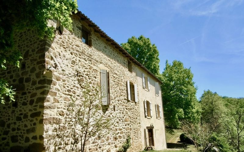 1604 - BELLE LONGERE DE CARACTERE , RENOVATION DE QUALITÉ, VUE DOMINANTE, SUR 4384 m2, AVEC PUITS ET FOUR A PAIN,  A FIGEAC (LOT)