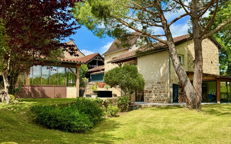 1572 - MAGNIFIQUE PROPRIETE AVEC MAISON ANCIENNE ENTIEREMENT RÉNOVÉE, BELLES TERRASSES, INCROYABLE SALON D'ETE EN VERRIÈRE , AUTOUR DE LA PISCINE, MAISON D'AMIS, PARC ARBORÉ , A QUELQUES MINUTES DU CENTRE VILLE DE FIGEAC (LOT)