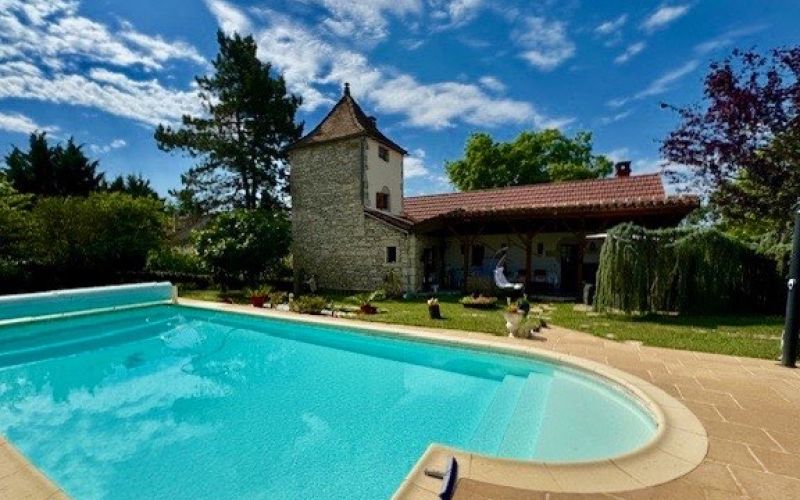 1498 - RAVISSANTE MAISON QUERCYNOISE AVEC SA PISCINE ET SON PARC, DANS UN VILLAGE DE CHARME, SUR LE CHEMIN DE COMPOSTELLE, PROCHE FIGEAC (LOT)