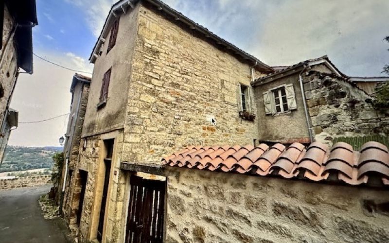 1611 - MAISON DE CARACTERE A RENOVER ENTIEREMENT , DANS LE MAGNIFIQUE VILLAGE DE CAPDENAC LE HAUT (LOT)