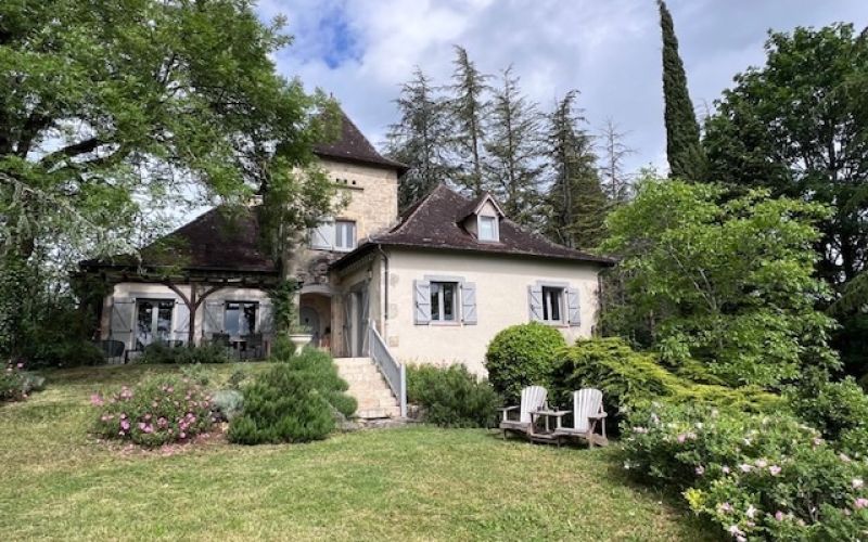 1620 - SUPERBE MAISON DE STANDING ENTIEREMENT RÉNOVÉE AVEC PISCINE, PARC ARBORÉ, VUE MAGNIFIQUE DOMINANTE, A FAYCELLES (LOT) TRES PROCHE DE FIGEAC