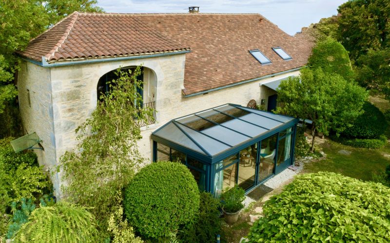 1623 -  MAGNIFIQUE PROPRIÉTÉ AUX PRESTATIONS DE QUALITÉ, DANS UN ENVIRONNEMENT CALME ET PRÉSERVÉ, AVEC BEL ESPACE PISCINE, À SEULEMENT 9 MINUTES DE LIVERNON ET 29 MINUTES DE FIGEAC.