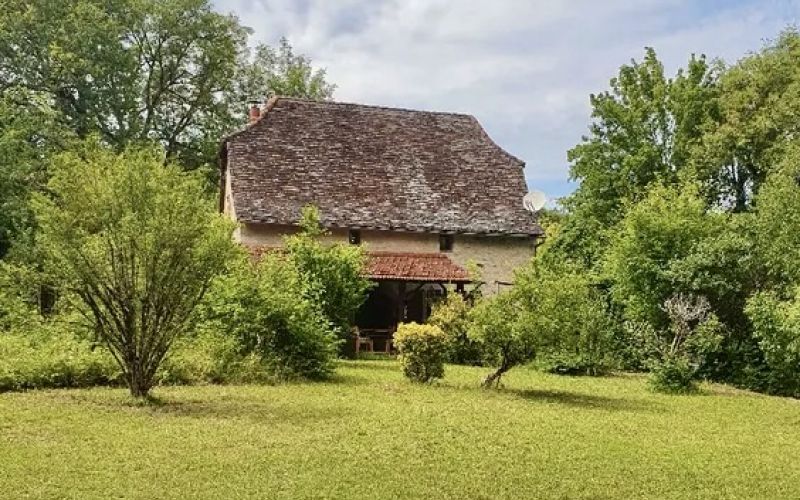 1625 - MAISON QUERCYNOISE AVEC PISCINE SUR ENVIRON 4000M² TRÈS PROCHE DE FIGEAC LOT.