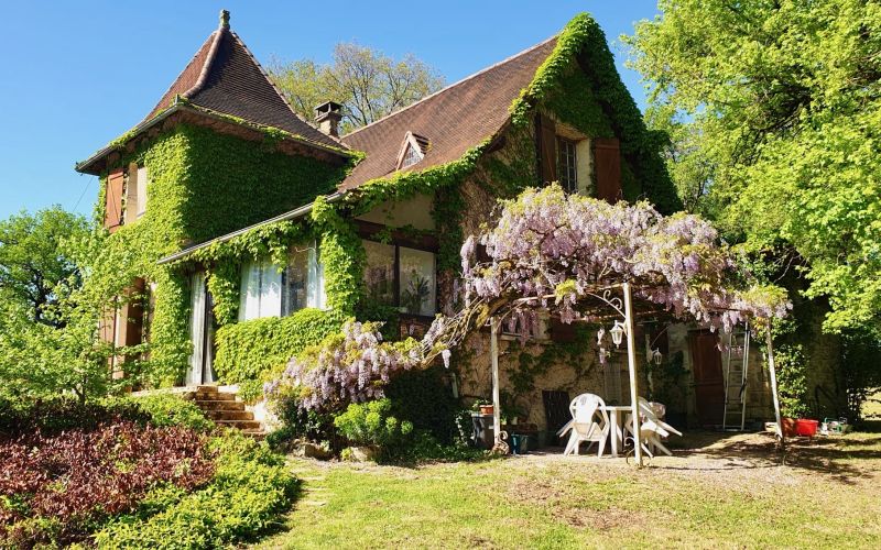 1601 - BELLE PROPRIETE AVEC DÉPENDANCES GITE ET PISCINE DANS UN SUPERBE PARC ARBORÉ  , TRES PROCHE DE FIGEAC (LOT)