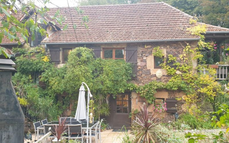 1629 - JOLIE MAISON QUERCYNOISE AVEC PISCINE SUR PLUS DE 5 HA, AU CALME, AUX ENVIRONS DE FIGEAC