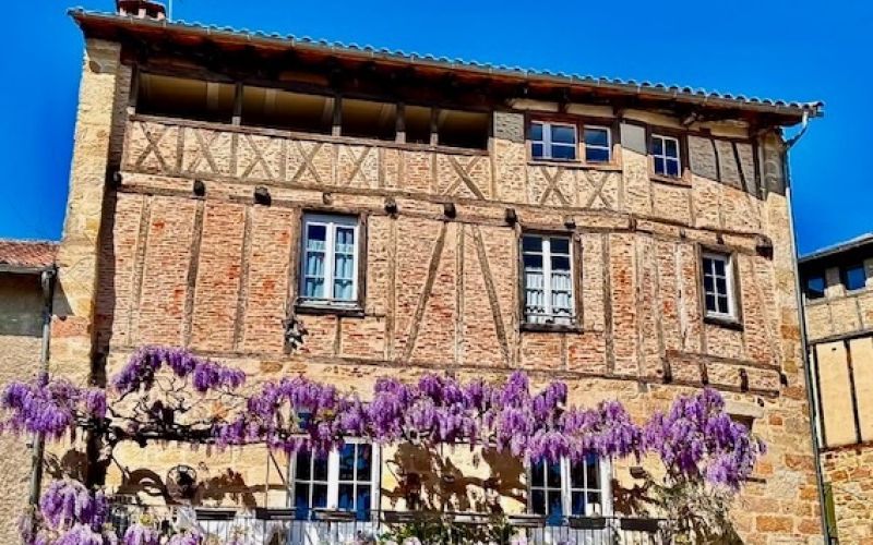 1615 - MAGNIFIQUE MAISON DE CARACTÈRE A COLOMBAGES AVEC SOLEILHO TERRASSE ET BEAUX ÉLÉMENTS ARCHITECTURAUX, A FIGEAC (LOT), CHARME FOU DE L'ANCIEN ET CONFORT MODERNE, CLIMATISATION.