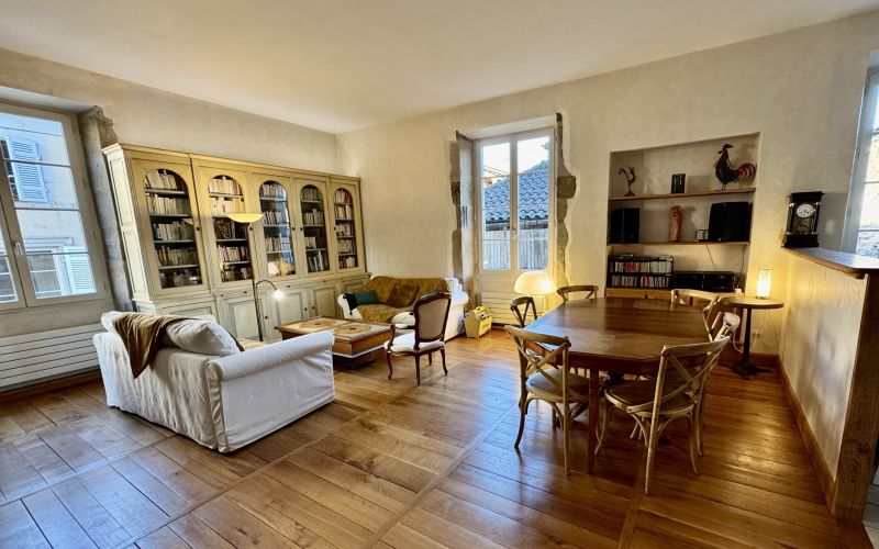 1578 - GRAND APPARTEMENT DE CARACTERE LUMINEUX , AVEC PARTIE INDÉPENDANTE, DANS BEL IMMEUBLE , CENTRE VILLE HISTORIQUE DE FIGEAC (LOT)