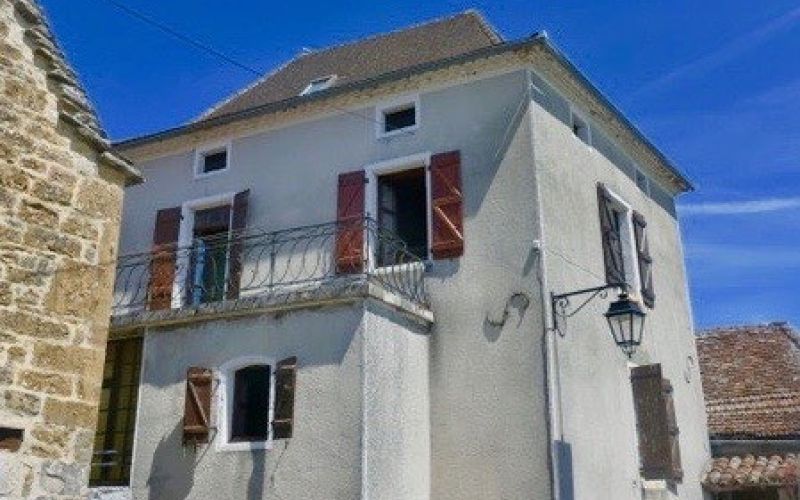 1312 - MAISON DE VILLAGE, BELLE VUE DOMINANTE,  AVEC SES DEPENDANCES , PROCHE FIGEAC (LOT)