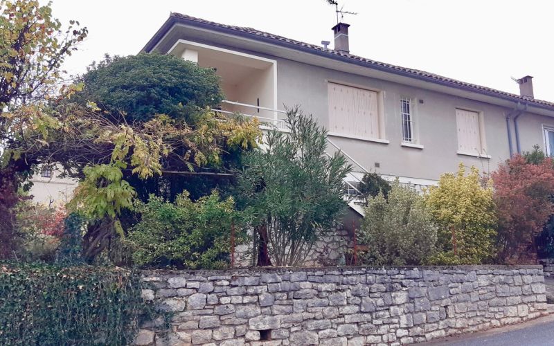 1407 - AGREABLE VILLA DE PLEIN CENTRE VILLE AVEC VUE, GARAGE ET GRAND JARDIN, A FIGEAC (LOT)