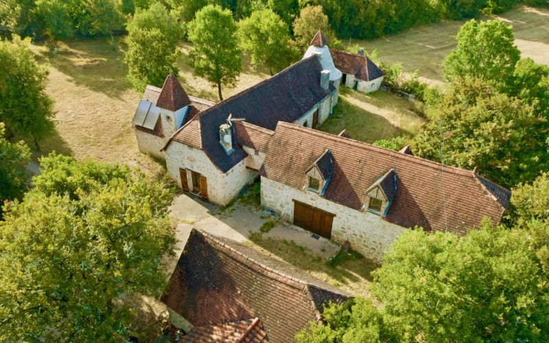 1612 - DOMAINE DE CARACTÈRE DANS UN TRES BEL ENVIRONNEMENT , AVEC GITE, DÉPENDANCES, TOUR, PUITS, SUR 5300 M2 , AUX ENVIRONS DE FIGEAC (LOT)