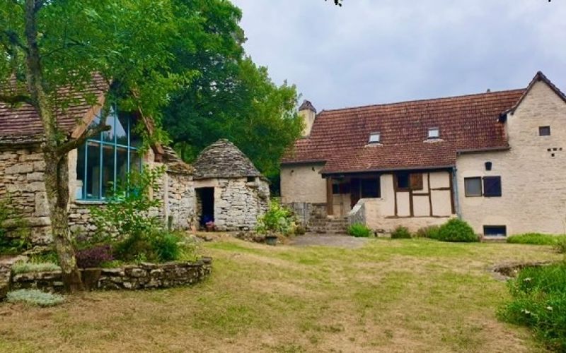 1608 - DANS UN ENVIRONNEMENT EXCEPTIONNEL SUR 11 HA, BELLE PROPRIÉTÉ  DE CHARME, AUX ENVIRONS DE CAJARC ET FIGEAC (LOT)