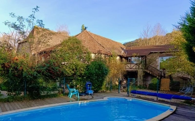 1513 - BELLE MAISON EN PIERRES ET SES DEUX GITES ET SA PISCINE, SUR 7871 m2, PROCHE DE FIGEAC (LOT)