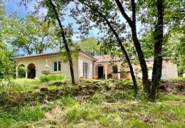 1506 -  VILLA CONTEMPORAINE, PLAIN PIED, AUX PORTES DE FIGEAC, ET SON GRAND TERRAIN BOISÉ (LOT)