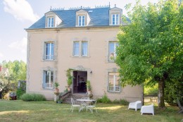 1453 - ELEGANTE MAISON DE MAITRE, BELLE RENOVATION RECENTE, CARREAUX DE CIMENT, MOULURES, CHEMINEES,  AVEC SON PARC ARBORÉ,  AUX ENVIRONS DE FIGEAC (LOT)