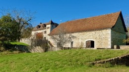 1487 - PETIT HAMEAU DE CARACTERE AVEC GRANGES, PISCINE, SUR PRESQUE 3 HECTARES ,  VUE SUPERBE DOMINANTE, PROCHE DE FIGEAC (LOT) GR 65, CHEMIN DE COMPOSTELLE