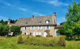 1515 - SUPERBE MAISON DE MAITRE EN PIERRES DE TAILLE, DE 1820, AVEC DEPENDANCE, TERRAIN DE PLUS D'UN HA, GRAND BOIS, AUX ENVIRONS DE FIGEAC 