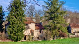 1535 - RAVISSANT ENSEMBLE QUERCYNOIS AVEC DOUBLE BALCON DE BOIS, GRANGES, PUITS, SUR 1 HA  19, TRES PROCHE DE FIGEAC (LOT)