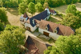 1612 - DOMAINE DE CARACTÈRE DANS UN TRES BEL ENVIRONNEMENT , AVEC GITE, DÉPENDANCES, TOUR, PUITS, SUR 5300 M2 , AUX ENVIRONS DE FIGEAC (LOT)