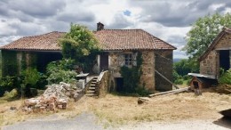 1613 - CHARMANT ENSEMBLE QUERCYNOIS DE CARACTERE A RÉNOVER AVEC VUE MAGNIFIQUE , SUR 1877 m2, AU CALME À 8 KMS DE FIGEAC (LOT)