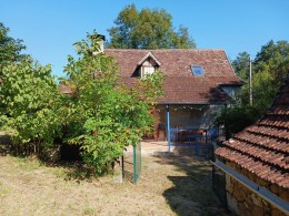 1510 - JOLIE PETITE MAISON QUERCYNOISE ET SA GRANGE , SUR UN TERRAIN ARBORE DE 1300 M2,AU CALME, AUX ENVIRONS DE FIGEAC (LOT)