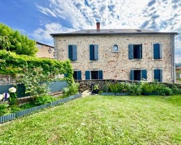 1508 -BELLE MAISON EN PIERRES , ENTIEREMENT RESTAURÉE, AVEC GARAGES ET JARDIN DANS FIGEAC, CENTRE HISTORIQUE (LOT )