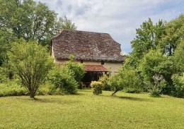 1625 - MAISON QUERCYNOISE AVEC PISCINE SUR ENVIRON 4000M² TRÈS PROCHE DE FIGEAC LOT.                                                                                                                                                                           