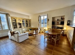 1578 - GRAND APPARTEMENT DE CARACTERE LUMINEUX , AVEC PARTIE INDÉPENDANTE, DANS BEL IMMEUBLE , CENTRE VILLE HISTORIQUE DE FIGEAC (LOT)