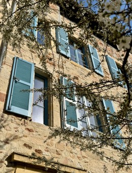 1587 -RAVISSANTE MAISON DE CARACTÈRE EN PIERRES RENOVÉE, AVEC SOLEILHO, PATIOS, VUE SUPERBE, CENTRE HISTORIQUE DE FIGEAC (LOT)
