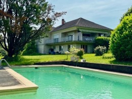 1493 - GRANDE VILLA CONTEMPORAINE, AVEC PISCINE ET BEAU PARC ARBORÉ, VUE DOMINANTE, SUR LES HAUTEURS DE FIGEAC (LOT)