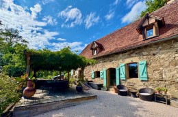 1570 - MAGNIFIQUE PROPRIÉTÉ QUERCYNOISE , AVEC SA LONGÈRE DE CHARME, SA PISCINE A DÉBORDEMENT , SES DEUX GITES , SUR ENV. DEUX HECTARES DE TERRAIN, EN PLEINE NATURE, AUX ENVIRONS DE FIGEAC (LOT)