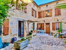 1581 - GRANDE MAISON DE CHARME AU CENTRE D'UN GROS BOURG TOUS COMMERCES, PROCHE DE FIGEAC (LOT)