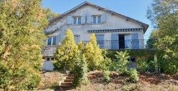 1627 -  MAISON CONTEMPORAINE SUR 3944 m2 A RAFRAICHIR, BEAU POTENTIEL , DANS VILLAGE CHARMANT TRES PROCHE DE FIGEAC (LOT)