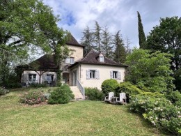 1620 - MAISON DE STANDING ENTIEREMENT RENOVÉE, AVEC VUE MAGNIFIQUE, BELLE ET GRANDE PISCINE , A FAYCELLES (LOT) UN DES PLUS BEAUX  VILLAGES DE LA RÉGION, PROCHE FIGEAC