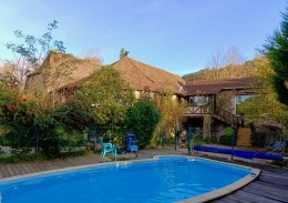 1513 - BELLE MAISON EN PIERRES ET SES DEUX GITES ET SA PISCINE, SUR 7871 m2, PROCHE DE FIGEAC (LOT)