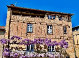 1615 - MAGNIFIQUE MAISON DE CARACTÈRE A COLOMBAGES AVEC SOLEILHO TERRASSE ET BEAUX ÉLÉMENTS ARCHITECTURAUX, A FIGEAC (LOT), CHARME FOU DE L'ANCIEN ET CONFORT MODERNE, CLIMATISATION.