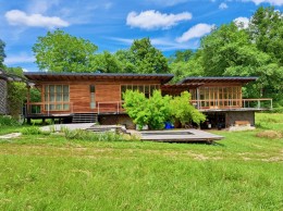 1610 - MAGNIFIQUE MAISON EN BOIS SUR PILOTIS , BIO CLIMATIQUE, SUR PLUS D'UN HECTARE, A QUELQUES MINUTES DE FIGEAC (LOT)