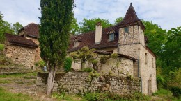 1602 - ENSEMBLE QUERCYNOIS DE CARACTÈRE , EN PARTIE RÉNOVÉ , SUR PLUS D'UN HECTARE CINQ, ISOLÉ, AUX ENVIRONS DE FIGEAC (LOT)