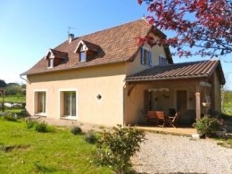 1521 -  VILLA CONTEMPORAINE DE STYLE QUERCYNOISE , BEAUX VOLUMES,  TRES PROCHE DE FIGEAC SUD (LOT) DANS UN ENVIRONNEMENT CALME , SUR 1510 M2