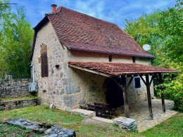 1625 - MAISON QUERCYNOISE AVEC PISCINE SUR ENVIRON 4000M² TRÈS PROCHE DE FIGEAC LOT.                                                                                                                                                                           