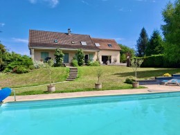 1569 - GRANDE ET BELLE VILLA TRES LUMINEUSE, DE 240 m2 , AVEC SUPERBE PISCINE ET TERRAIN ARBORÉ, EN SORTIE DE FIGEAC (LOT) PROCHE TOUTES COMMODITÉS