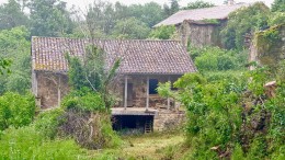 1497 - ENSEMBLE QUERCYNOIS EN PIERRES À RENOVER SUR PLUS DE DEUX HECTARES AVEC UNE BELLE VUE DOMINANTE , DANS LE SEGALA, PROCHE DE FIGEAC (LOT)