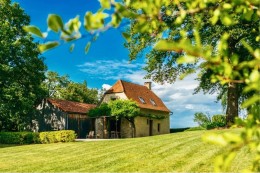 1496 - DANS UN ENVIRONNEMENT EXCEPTIONNEL, RAVISSANTE MAISON QUERCYNOISE EN PIERRES AVEC UNE EXTENSION BOIS, SUR 5385 m2 DE PARC ARBORE AVEC VUE DOMINANTE, SPOT INCROYABLE,  PROCHE DE FIGEAC (LOT)