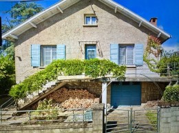 1598 - RAVISSANTE MAISON ANNÉES 50, RENOVÉE, AVEC JARDIN  ET GARAGE, CENTRE VILLE DE FIGEAC (LOT)