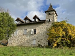 1512 - RAVISSANT CORPS DE FERME SUR ENV 18 HA , AVEC DEPENDANCES ET PUITS, AUX ENVIRONS DE FIGEAC 