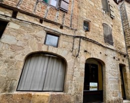 1596 - LOCAUX COMMERCIAUX OU PROFESSIONNELS , CENTRE HISTORIQUE DE FIGEAC (LOT)