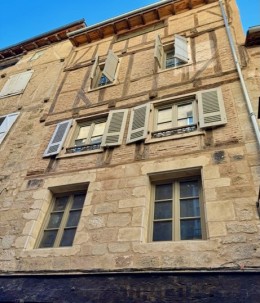 1630 - BEL IMMEUBLE DE RAPPORT , PIERRES ET COLOMBAGES , CENTRE HISTORIQUE DE FIGEAC (LOT) EXCELLENT EMPLACEMENT 